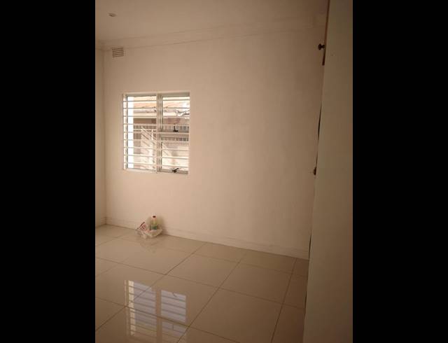 2 BEDROOM PROPERTY TO RENT IN PEERLESS PARK EAST